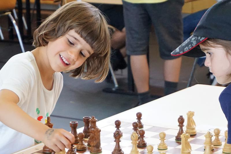 Gelungene Züge zaubern ein Lächeln auf das Gesicht der jungen Spielerin.