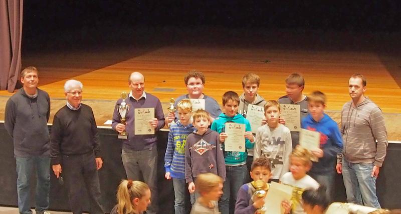 Mannschafts-Sieger und Gewinner des Sonderpokals des OB der Stadt Koblenz v. l. Martin Lohmer (Turnierhelfer) Heinz Ningel (Turnierleiter), Andreas Englert (Mannschaftsführer) die Siegermannschaft, Holger Michels (Mannschaftstrainer)