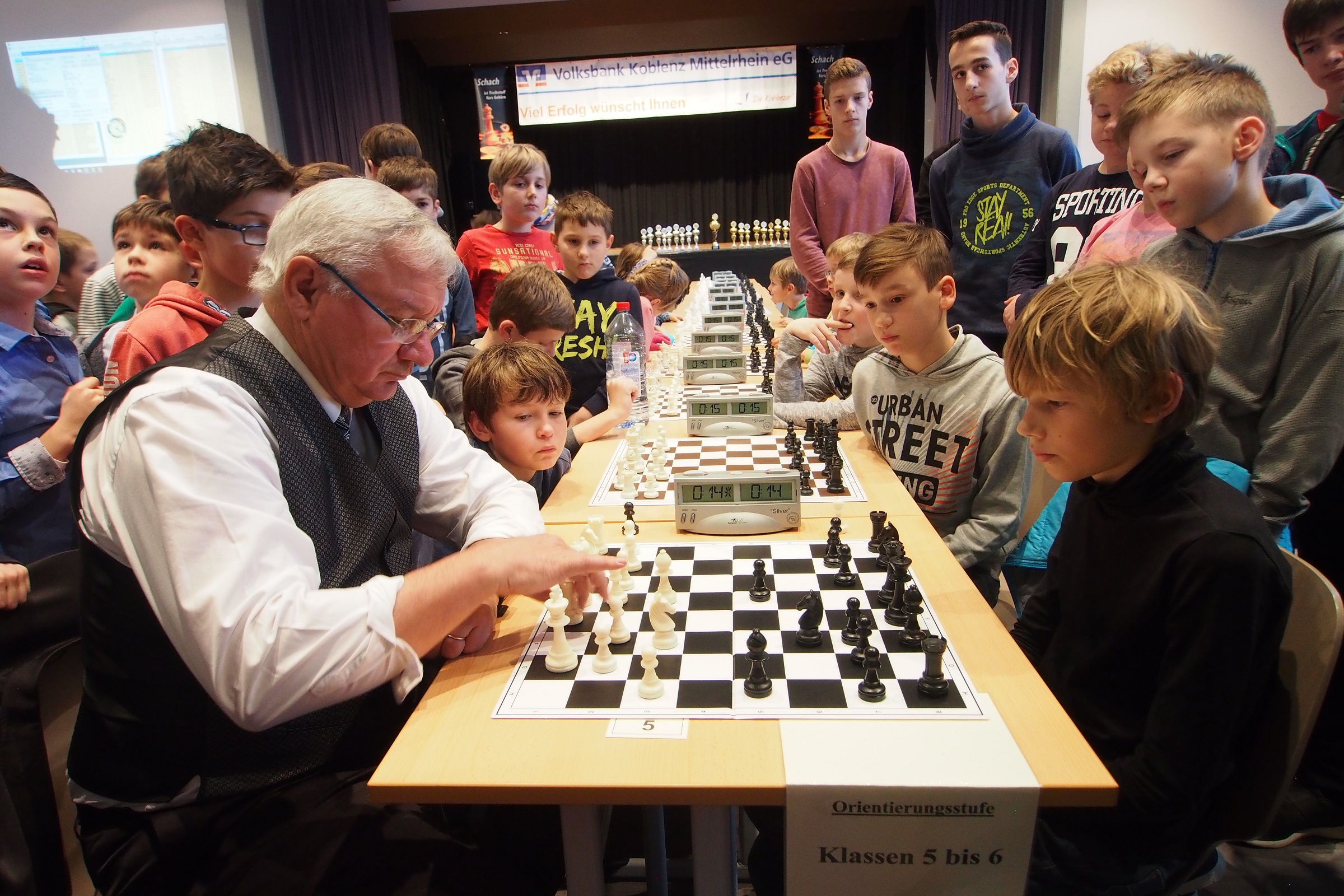 Der Koblenzer OB Prof. Dr. Joachim Hofmann-Göttig beim Spiel der Demonstrationspartie gegen Jeroen van Harten (11 J.) vom Eichendorff-Gymnasium Koblenz