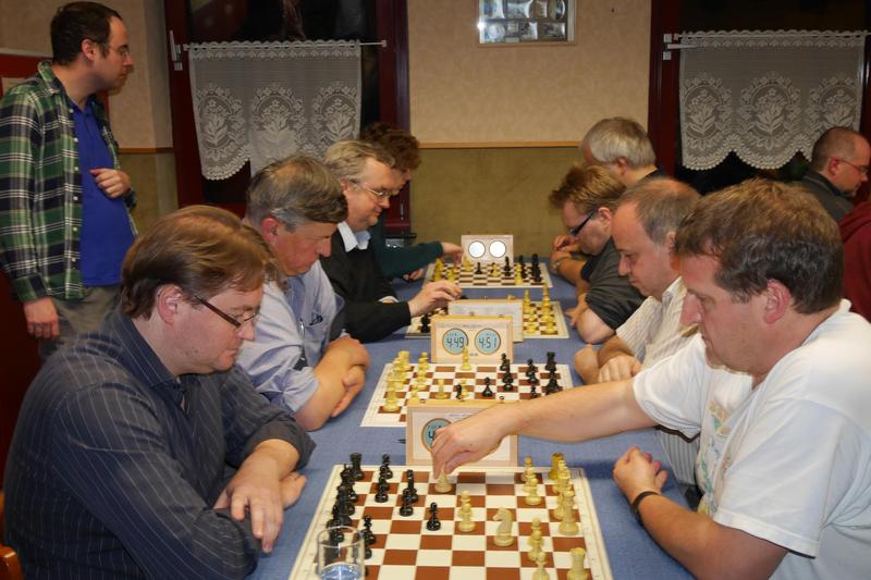 Entscheidung in der Schlussrunde zwischen dem SV Koblenz I und SC Remagen. Vorne IM Michael Hammes (l) - GM Henrik Teske, dahinter IM Dario Doncevic - IM Richard Polaczek