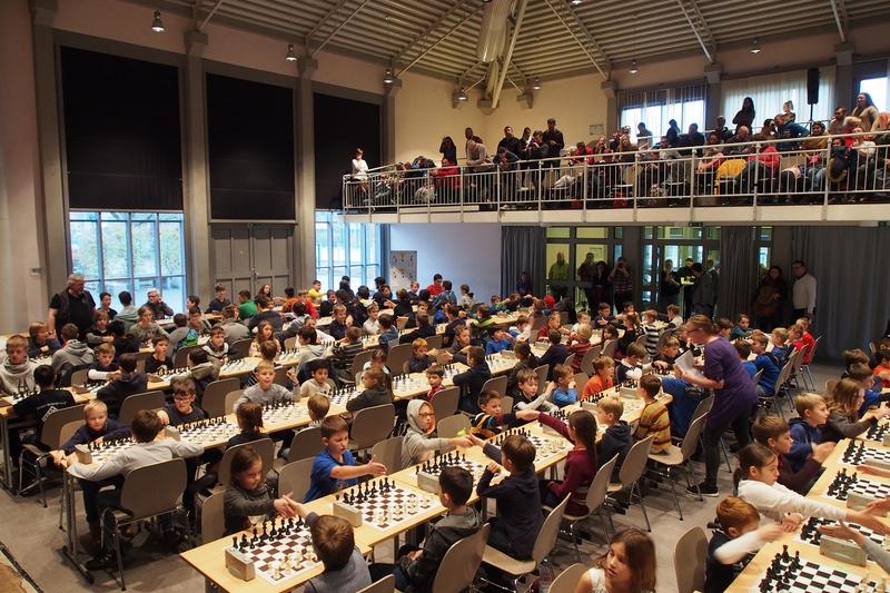 Blick in den Turniersaal während einer Spielrunde mit einhunderteinundvierzig Teilnehmern.